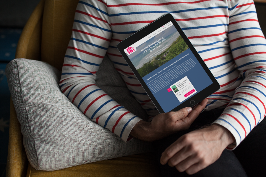 Startseite mit Buch des Monats auf einem Tablet